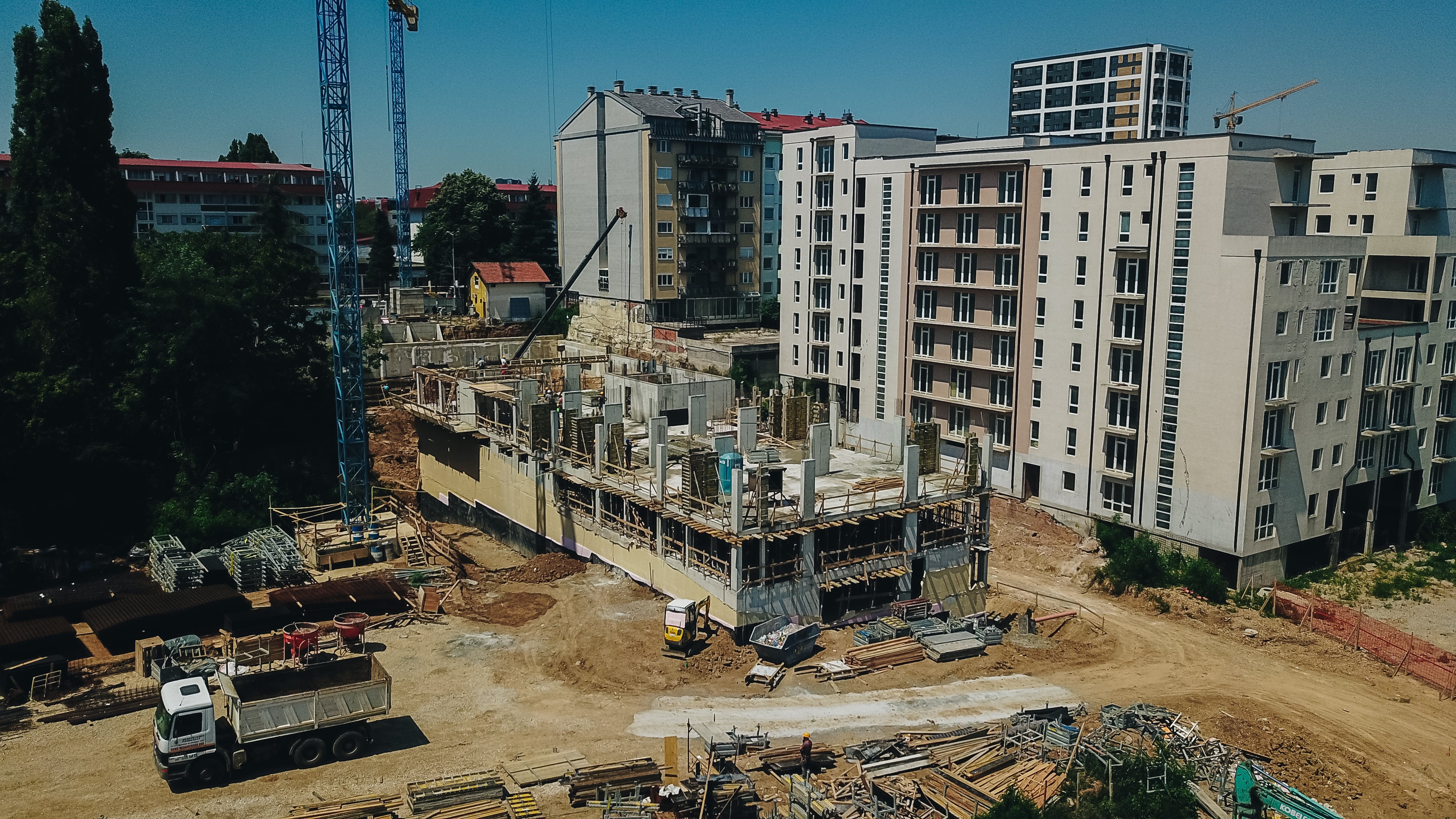 Stambeno-poslovni objekat VOJVODA RESIDENCE u Beogradu. Dizalice, bageri, ostala gradjevinska oprema